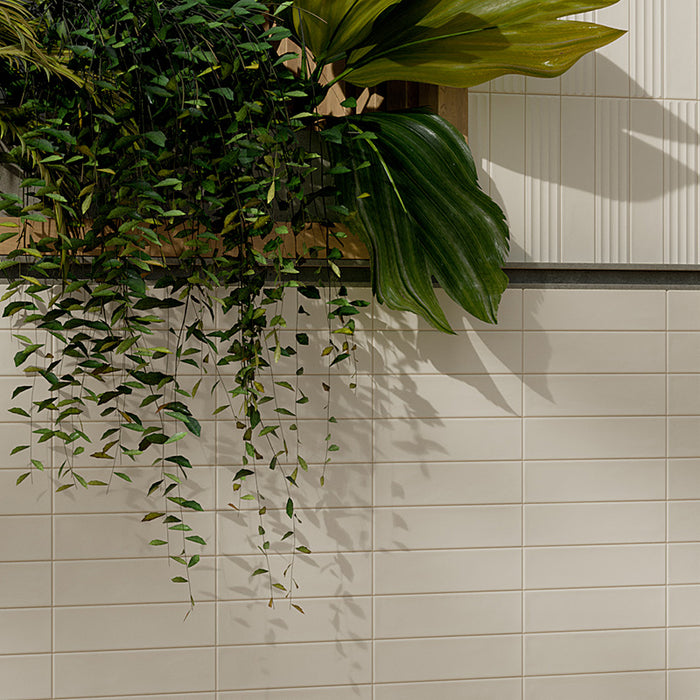 Dettaglio piastrella per rivestimento in gres porcellanato effetto mattoncino Opaco 6x25 cm della collezione Volume, colore Ivory di Ceramica Rondine