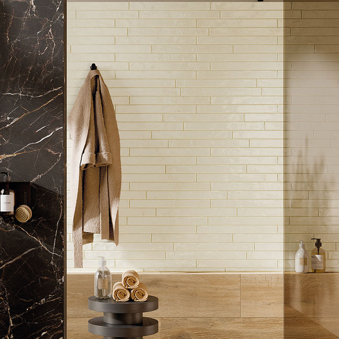 Bagno con rivestimento in gres porcellanato effetto mattoncino lucido 4.8x45 cm della collezione Colors Brick, colore Ivory di Ceramica Rondine