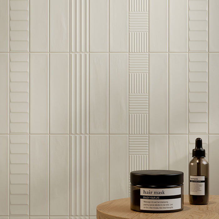 Dettaglio piastrella per rivestimento in gres porcellanato effetto mattoncino Opaco 6x25 cm della collezione Volume, colore Ladder Ivory di Ceramica Rondine