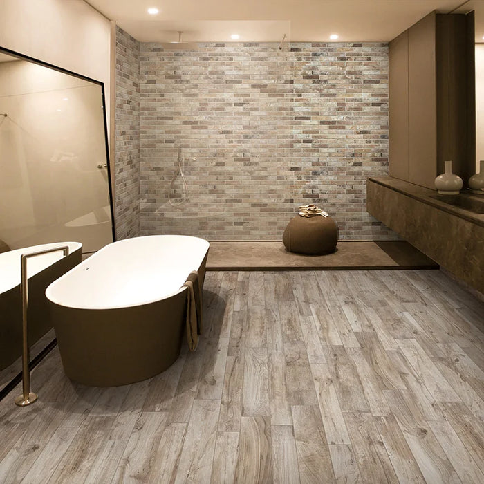 bagno moderno marrone con pavimento in gres porcellanato effetto legno rustico della collezione Living di Ceramica Rondine, formato 15x61 cm, colore Marrone