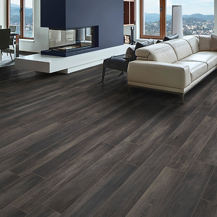 Salotto moderno con pavimento in gres porcellanato effetto legno anticato, serie Greenwood di Ceramica Rondine, colore Nero 24x120 