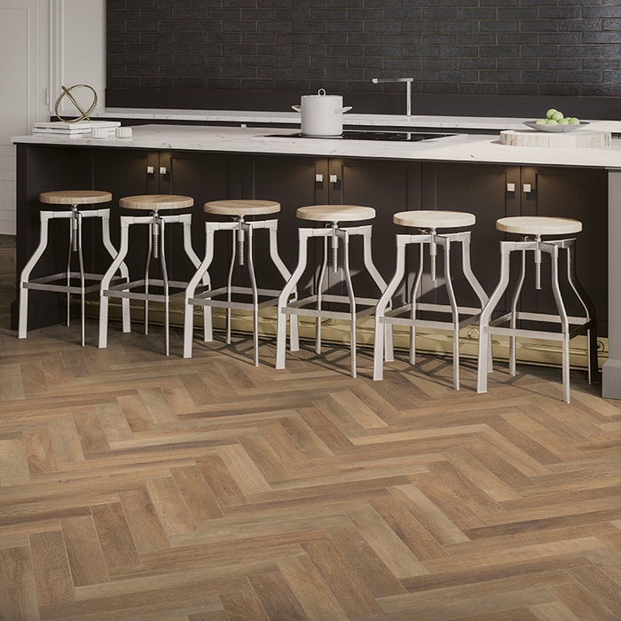 Cucina con pavimento in gres porcellanato effetto legno anticato, serie Greenwood di Ceramica Rondine, colore Noce 7.5x45