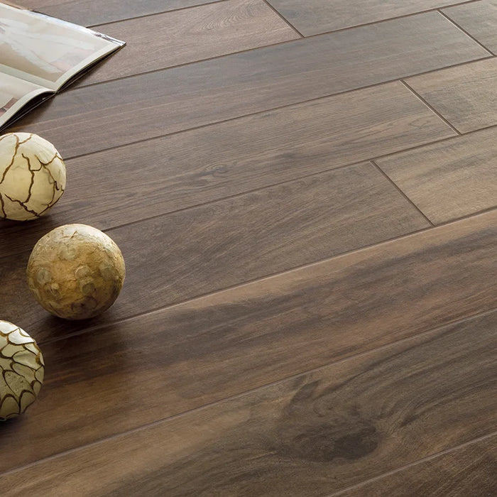 Dettaglio pavimento in gres porcellanato effetto legno rustico della collezione Living di Ceramica Rondine, formato 15x61 cm, colore Noce