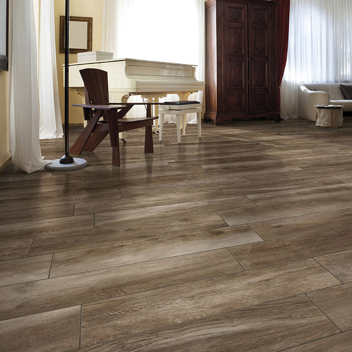 Dettaglio Soggiorno elegante con pianoforte e pavimento in gres porcellanato effetto legno anticato, serie Greenwood di Ceramica Rondine, colore Noce 15x61