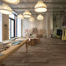 Negozio di vestiti con pavimento in gres porcellanato effetto legno rustico della collezione Living di Ceramica Rondine, formato 15x100 cm, colore Noce