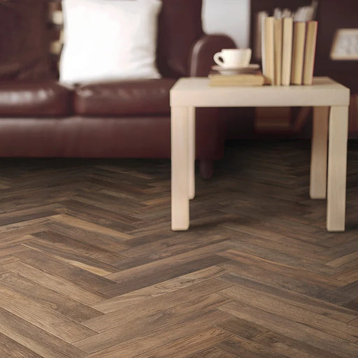 Dettaglio pavimento in gres porcellanato effetto legno rustico della collezione Living di Ceramica Rondine, formato 7.5x45 cm, colore Noce