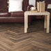 Dettaglio pavimento in gres porcellanato effetto legno rustico della collezione Living di Ceramica Rondine, formato 7.5x45 cm, colore Noce
