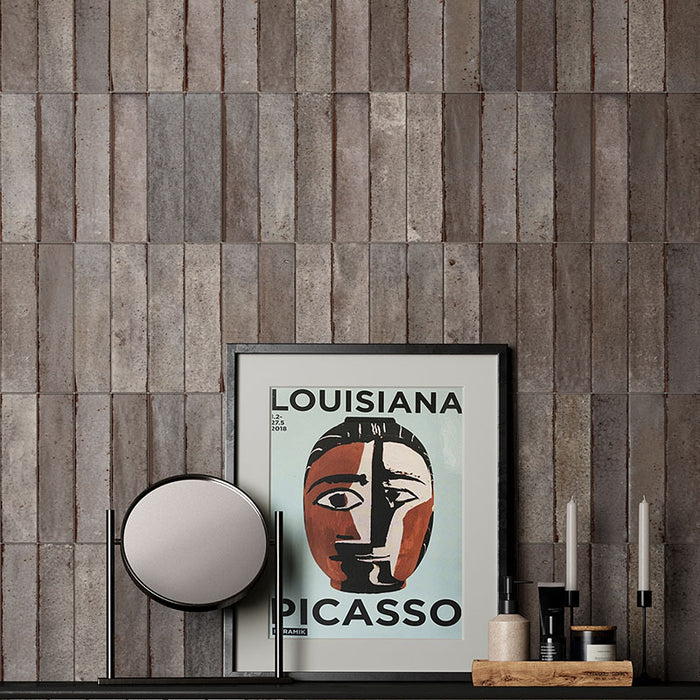 Dettaglio piastrella con rivestimento in gres porcellanato effetto mattoncino lucido 6x25 cm della collezione Noho, colore Taupe di Ceramica Rondine