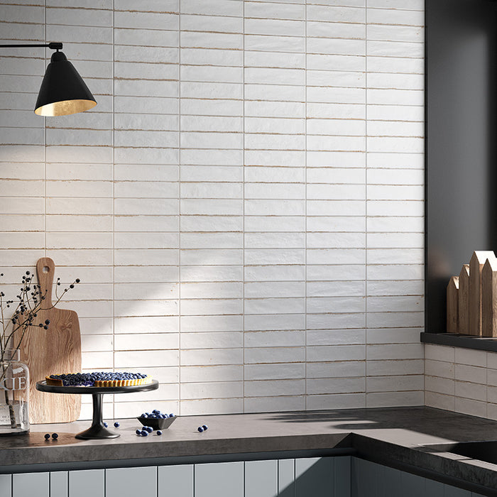 Dettaglio piastrella con rivestimento in gres porcellanato effetto mattoncino lucido 6x25 cm della collezione Noho, colore White di Ceramica Rondine