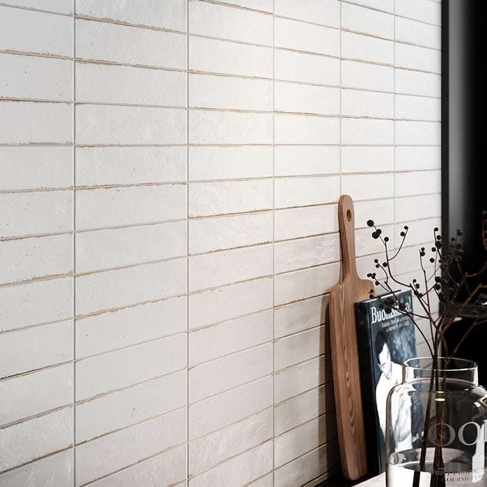 Dettaglio piastrella con rivestimento in gres porcellanato effetto mattoncino lucido 6x25 cm della collezione Noho, colore White di Ceramica Rondine