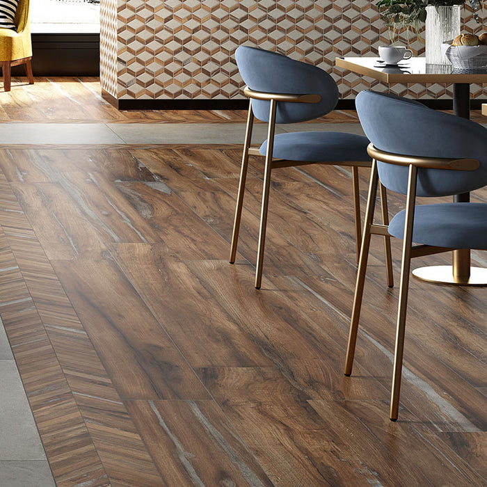 Dettaglio ristorante con pavimento in gres porcellanato effetto legno rustico, serie Infusion di Ceramica Rondine, colore Nut 24x150 