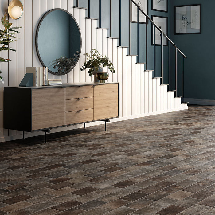 Dettaglio piastrella per pavimento e rivestimento in gres porcellanato effetto cotto opaco 13x25 cm della collezione Recovery Stone, colore Old Brown di Ceramica Rondine