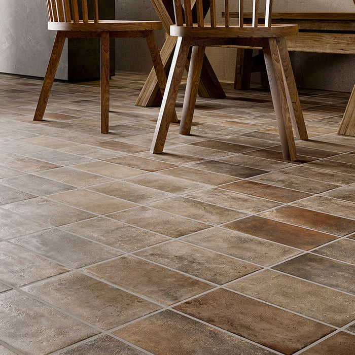 Dettaglio piastrella per pavimento e rivestimento in gres porcellanato effetto cotto opaco 13x25 cm della collezione Recovery Stone, colore Old Brown di Ceramica Rondine