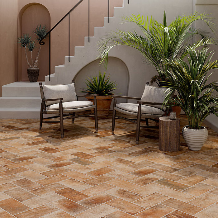 Dettaglio piastrella per pavimento e rivestimento in gres porcellanato effetto cotto opaco 13x25 cm della collezione Recovery Stone, colore Old Red di Ceramica Rondine