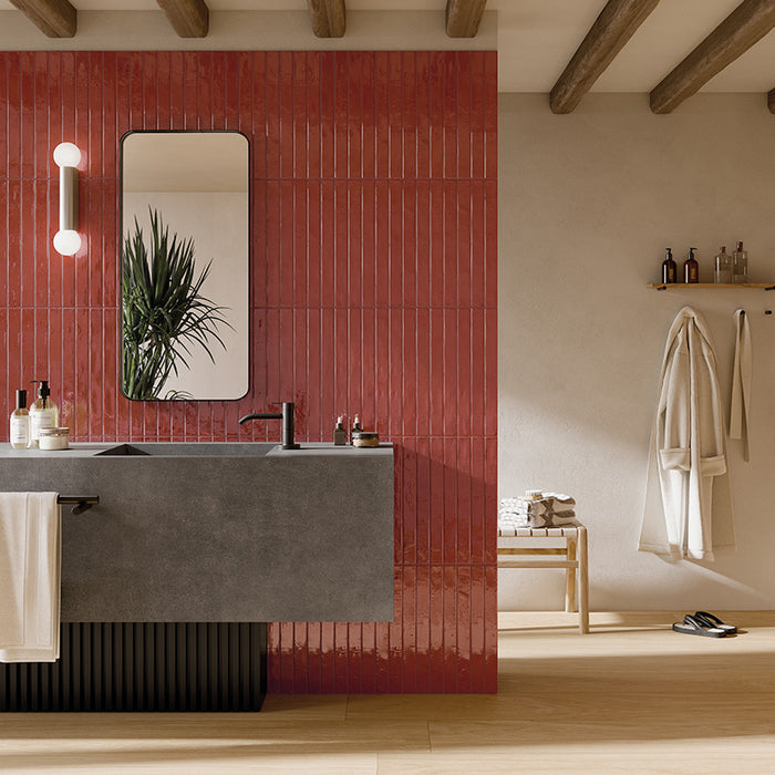 Bagno moderno con rivestimento in gres porcellanato effetto mattoncino lucido 4.8x45 cm della collezione Colors Brick, colore Red di Ceramica Rondine