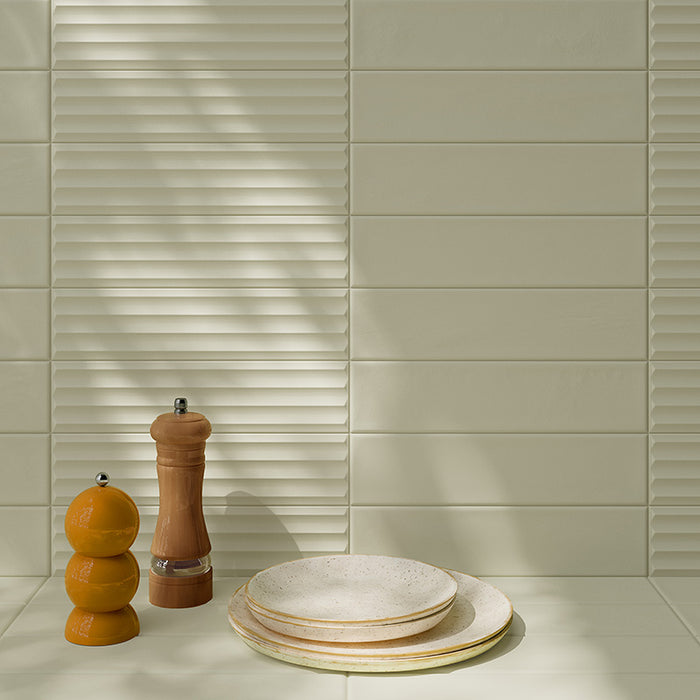 Dettaglio piastrella per rivestimento in gres porcellanato effetto mattoncino Opaco 6x25 cm della collezione Volume, colore Pyramid Sage di Ceramica Rondine