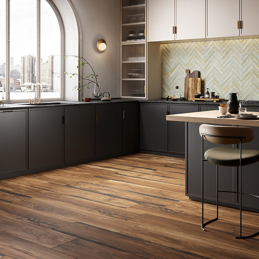 Cucina moderna con pavimento in gres porcellanato effetto legno rustico, serie Sherwood di Ceramica Rondine, colore Mahogany 24x150 