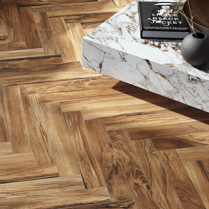 Dettaglio piastrella da pavimento in gres porcellanato effetto legno rustico, serie Sherwood di Ceramica Rondine, colore Mahogany 7.5x45 