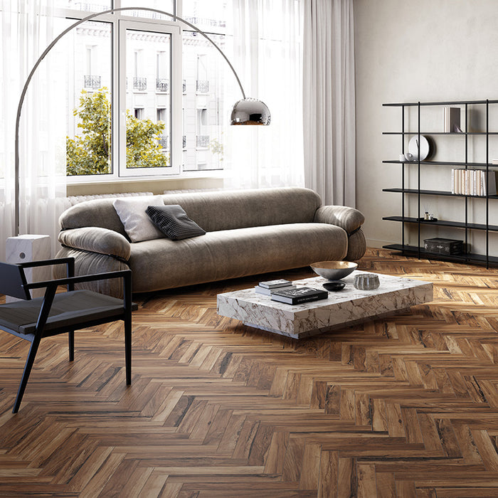 Salotto moderno con pavimento in gres porcellanato effetto legno rustico, serie Sherwood di Ceramica Rondine, colore Mahogany 7.5x45 