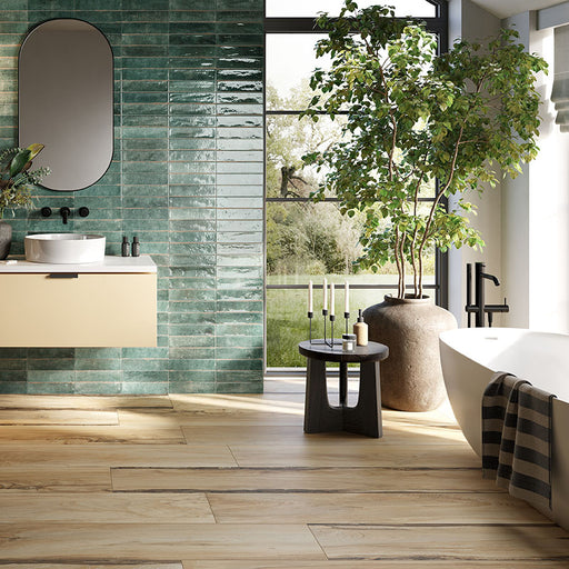 Bagno moderno con pavimento in gres porcellanato effetto legno rustico, serie Sherwood di Ceramica Rondine, colore Maple 24x150 