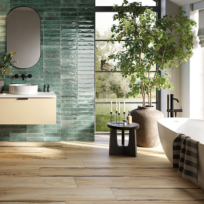 Bagno moderno con pavimento in gres porcellanato effetto legno rustico, serie Sherwood di Ceramica Rondine, colore Maple 24x150 
