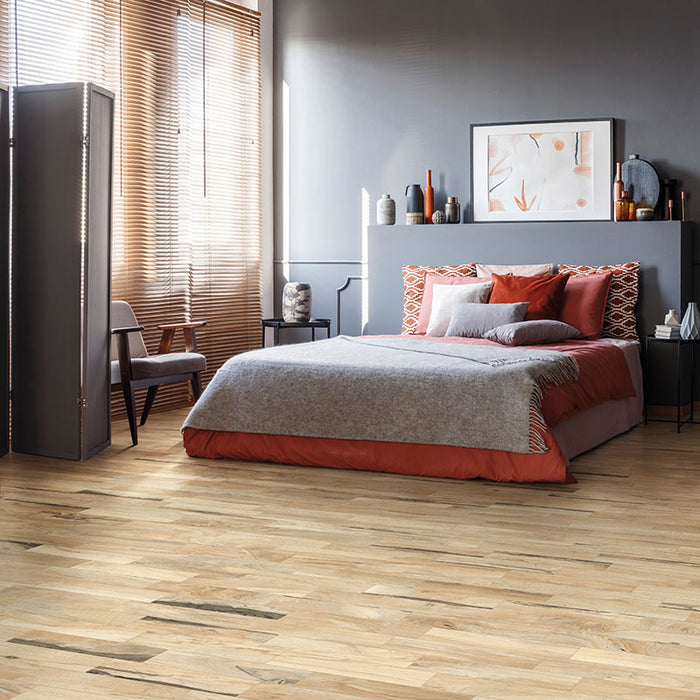 Camera da letto con pavimento in gres porcellanato effetto legno rustico, serie Sherwood di Ceramica Rondine, colore Maple 7.5x45 