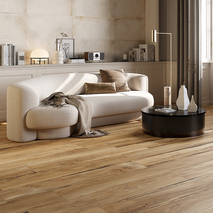 Salotto moderno con pavimento in gres porcellanato effetto legno rustico, serie Sherwood di Ceramica Rondine, colore Oak 24x150 