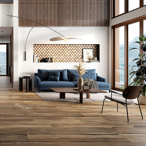 Soggiorno moderno con pavimento in gres porcellanato effetto legno rustico, serie Sherwood di Ceramica Rondine, colore Walnut 24x150 