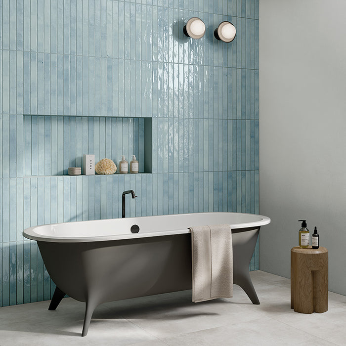 Bagno con rivestimento in gres porcellanato effetto mattoncino lucido 4.8x45 cm della collezione Colors Brick, colore Sky di Ceramica Rondine