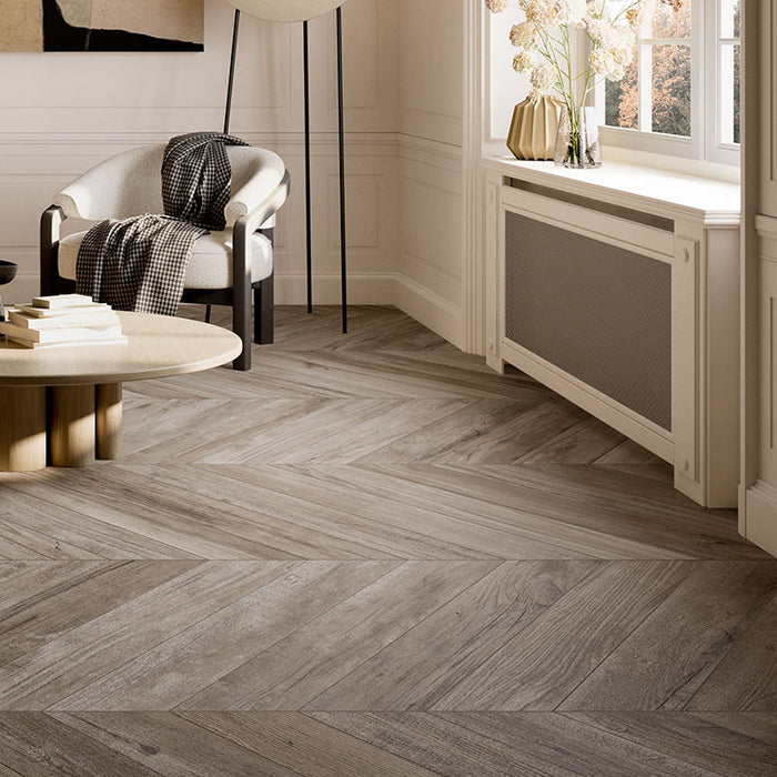 Dettaglio piastrella in gres porcellanato effetto legno a spina di pesce della collezione Chevron XL di Ceramica Rondine, formato 15x85, colore Soft Ash