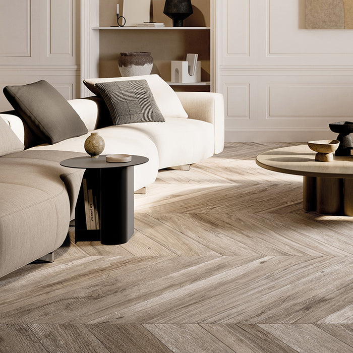 Dettaglio piastrella in gres porcellanato effetto legno a spina di pesce della collezione Chevron XL di Ceramica Rondine, formato 15x85, colore Soft Greige