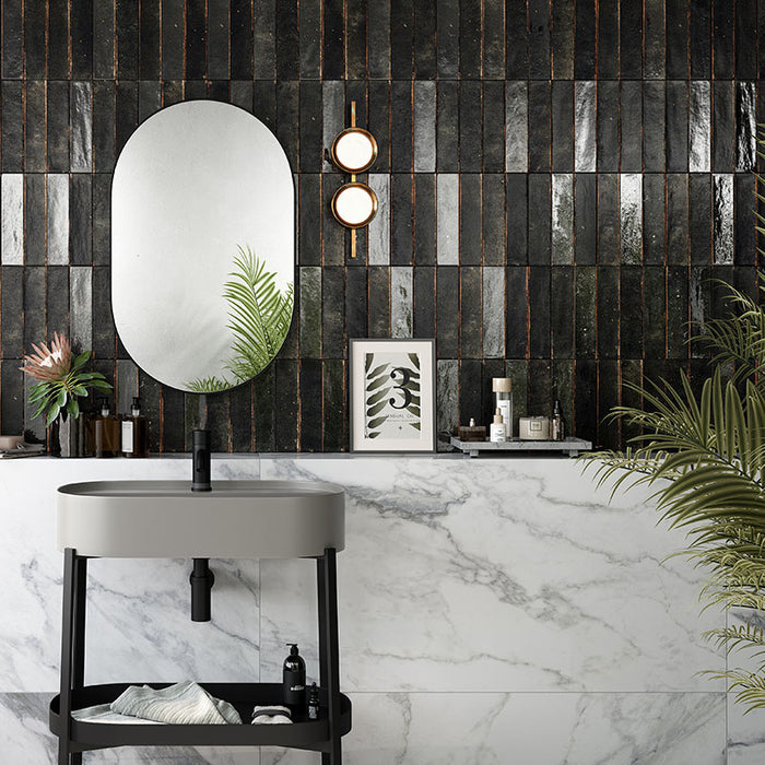 Bagno con rivestimento in gres porcellanato effetto mattoncino lucido 6x25 cm della collezione Soho, colore Black di Ceramica Rondine