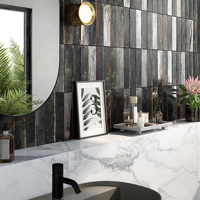 Dettaglio bagno con rivestimento in gres porcellanato effetto mattoncino lucido 6x25 cm della collezione Soho, colore Black di Ceramica Rondine