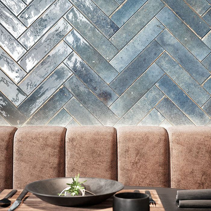 Dettaglio bar con rivestimento in gres porcellanato effetto mattoncino lucido 6x25 cm della collezione Soho, colore Blu di Ceramica Rondine