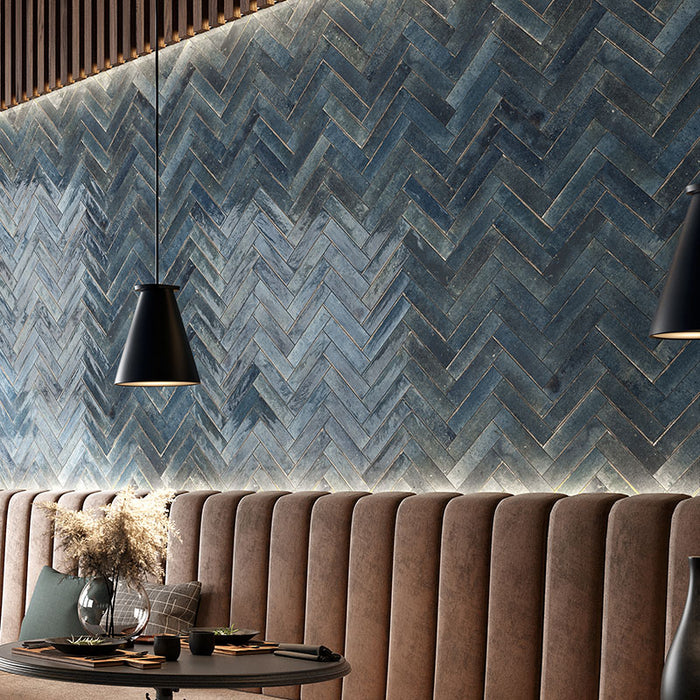 Bar ristorante con rivestimento in gres porcellanato effetto mattoncino lucido 6x25 cm della collezione Soho, colore Blu di Ceramica Rondine