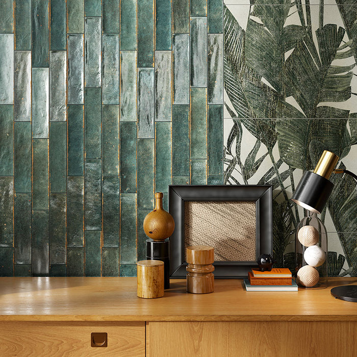 Dettaglio piastrella con rivestimento in gres porcellanato effetto mattoncino lucido 6x25 cm della collezione Soho, colore Emerald di Ceramica Rondine