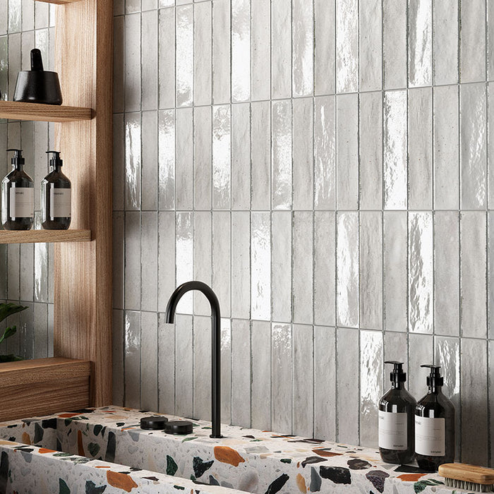 Dettaglio piastrella con rivestimento in gres porcellanato effetto mattoncino opaco 6x25 cm della collezione Noho, colore Light Grey di Ceramica Rondine