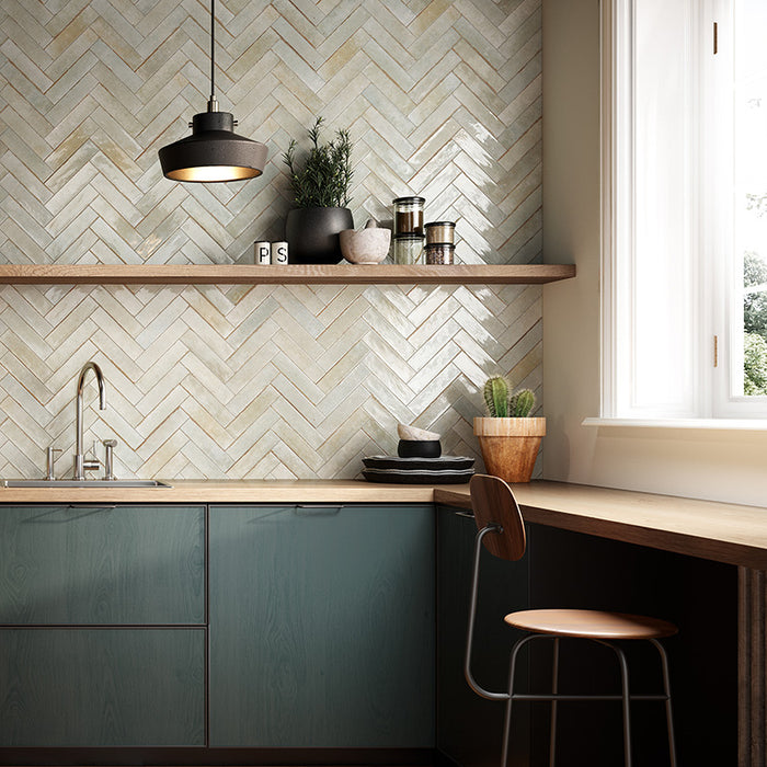 Dettaglio cucina con rivestimento in gres porcellanato effetto mattoncino lucido 6x25 cm della collezione Soho, colore Sage di Ceramica Rondine