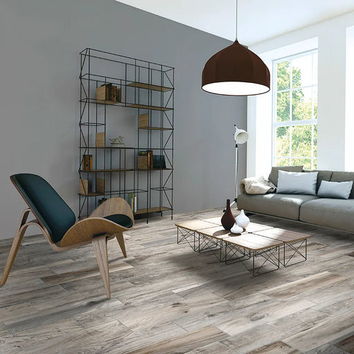 Salotto moderno con pavimento in gres porcellanato effetto legno rustico della collezione Living di Ceramica Rondine, formato 15x61 cm, colore Tortora