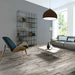 Salotto moderno con pavimento in gres porcellanato effetto legno rustico della collezione Living di Ceramica Rondine, formato 15x61 cm, colore Tortora