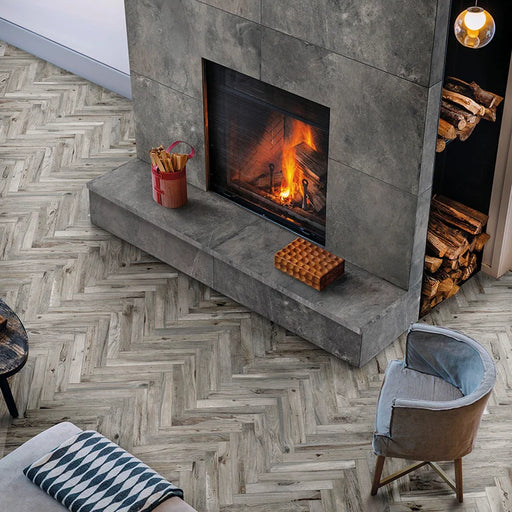 Salotto moderno con camino e pavimento in gres porcellanato effetto legno rustico della collezione Living di Ceramica Rondine, formato 7.5x45 cm, colore Tortora