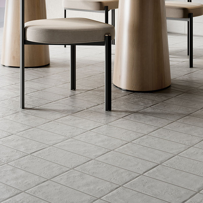 Dettaglio piastrella per pavimento e rivestimento in gres porcellanato effetto cotto opaco 13x25 cm della collezione Recovery Stone, colore Total White di Ceramica Rondine