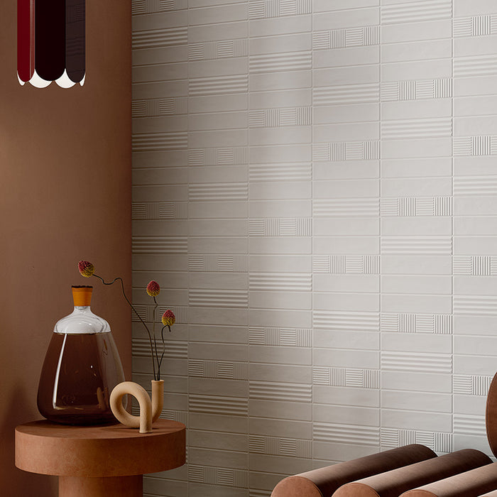 Dettaglio piastrella per rivestimento in gres porcellanato effetto mattoncino Opaco 6x25 cm della collezione Volume, colore Pyramid White di Ceramica Rondine