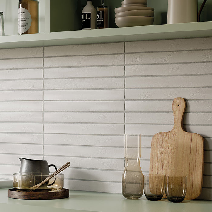 Dettaglio piastrella per pavimento e rivestimento in gres porcellanato effetto mattoncino opaco 4.8x45 cm della collezione Nolita, colore White di Ceramica Rondine