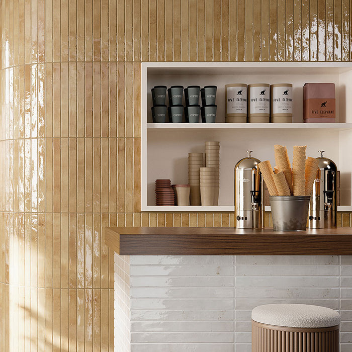 Gelateria con rivestimento in gres porcellanato effetto mattoncino lucido 4.8x45 cm della collezione Colors Brick, colore Beige di Ceramica Rondine