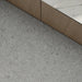 Dettaglio pavimento in gres porcellanato effetto marmetta della collezione Gravelux di Ceramica Rondine, formato 30x60 cm, colore White
