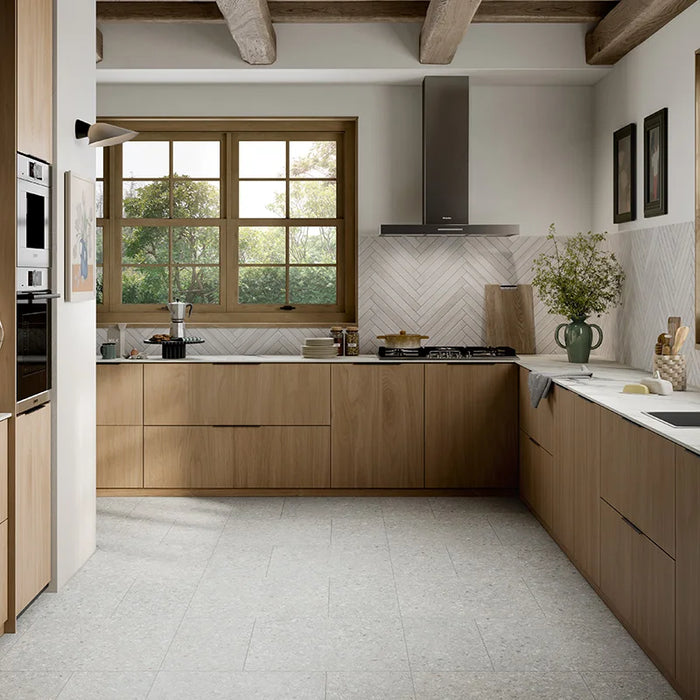 Cucina in legno con pavimento in gres porcellanato effetto marmetta della collezione Gravelux di Ceramica Rondine, formato 30x60 cm, colore White