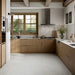 Cucina in legno con pavimento in gres porcellanato effetto marmetta della collezione Gravelux di Ceramica Rondine, formato 30x60 cm, colore White