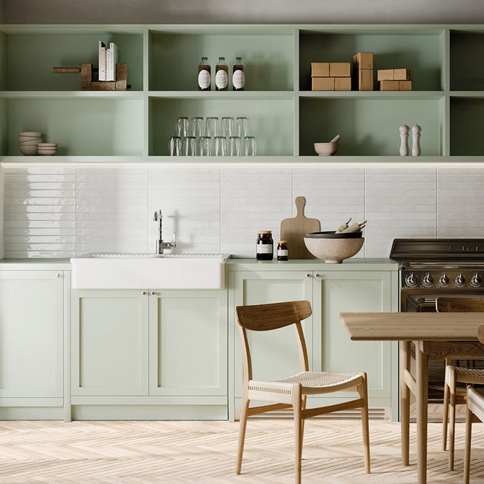 Cucina con rivestimento in gres porcellanato effetto mattoncino lucido 4.8x45 cm della collezione Colors Brick, colore White di Ceramica Rondine