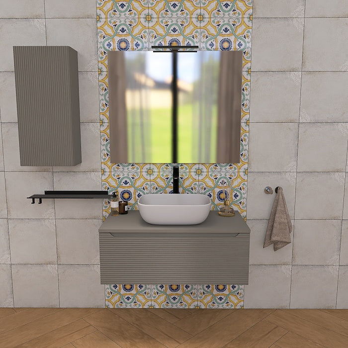 Composizione bagno sospesa interamente realizzata in Italia composta da una base con 1 cassettone in finitura cannettata orizzontale, un top in tinta con la base, un elegante lavabo da appoggio in ceramica bianca, un grande specchio rettangolare a filo lucido con lampada a led, una mensola nera in metallo e un portasciugamani posizionato sul fianco del mobile.

Disponibile nelle finiture: Tortora Opaco, Bianco Opaco, Noce e Rovere.